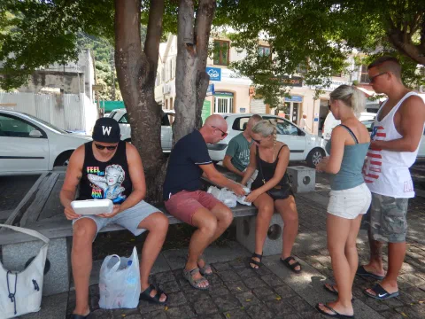 Frokost i byen St. Pierre for foden af Mount Pelee
