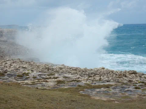 Store Atlanterhavs bølger hamrer ind i kysten ved Devils Bridge