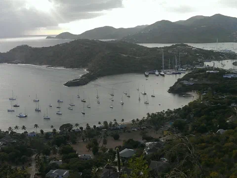 Her ses Freemans bay og English harbour fra udsigts punktet ved Shirley Heights