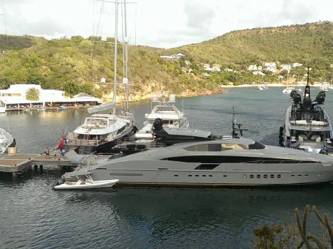 Det er ikke kun i Falmoth harbour der ligger super yachts…