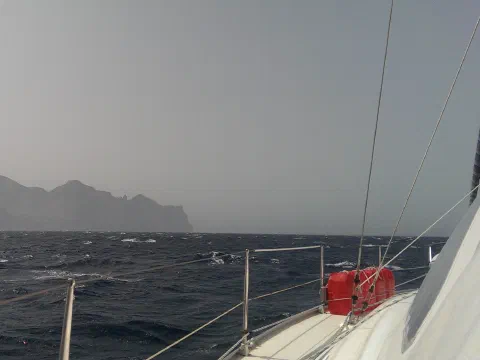Her ses NV siden af Gran Canaria, som er indhyllet i dis.