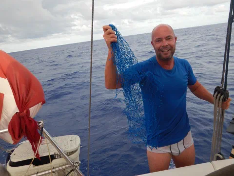 Skipper har været en tur under båden og skære net fri af skruen.