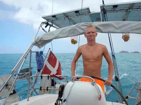 1. Styrmanden på styrer Barolo ud af Jolly Harbour