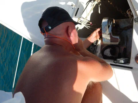 Skipper fejlsøger på ankerspillet