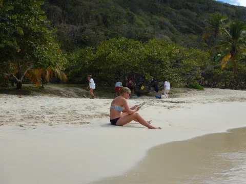 Kristiana læser på stranden