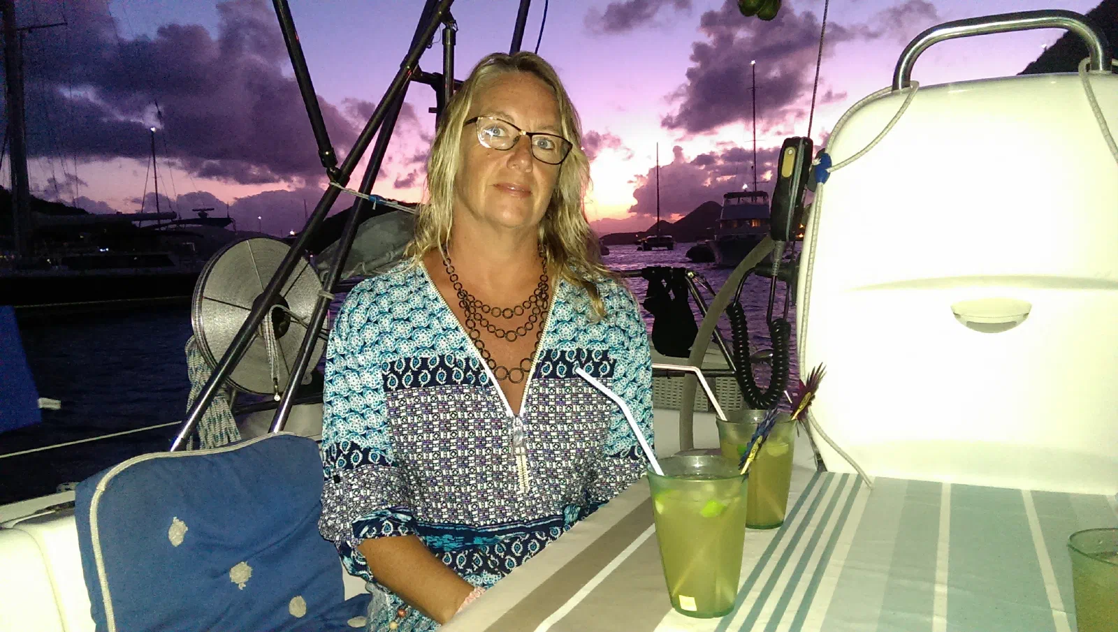 Den smukke skipperinde nyder en Dark og Stormy på hendes fødselsdag.