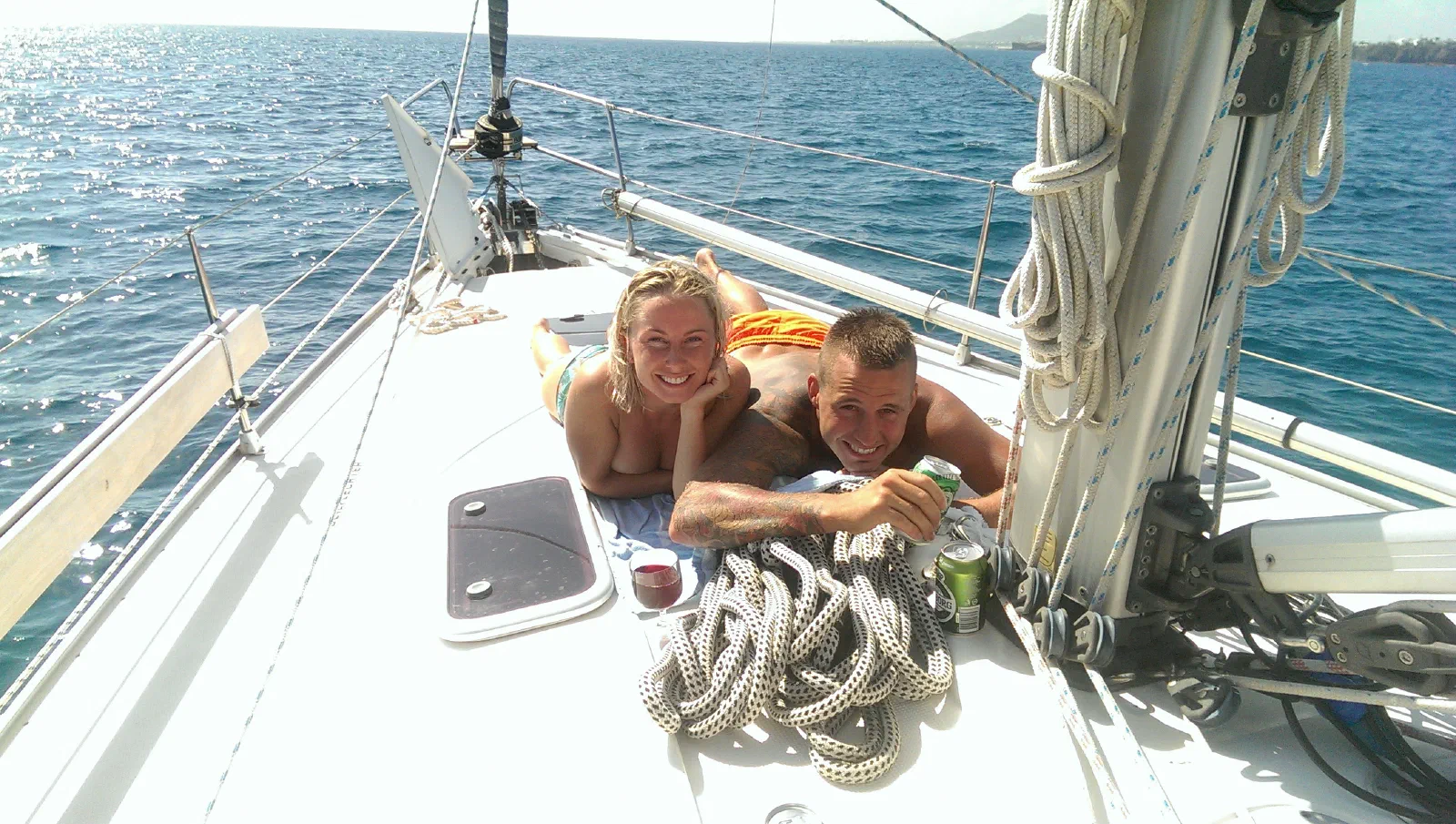 Henriette og Christian nyder solen på Ankerpladsen ved Papagaya