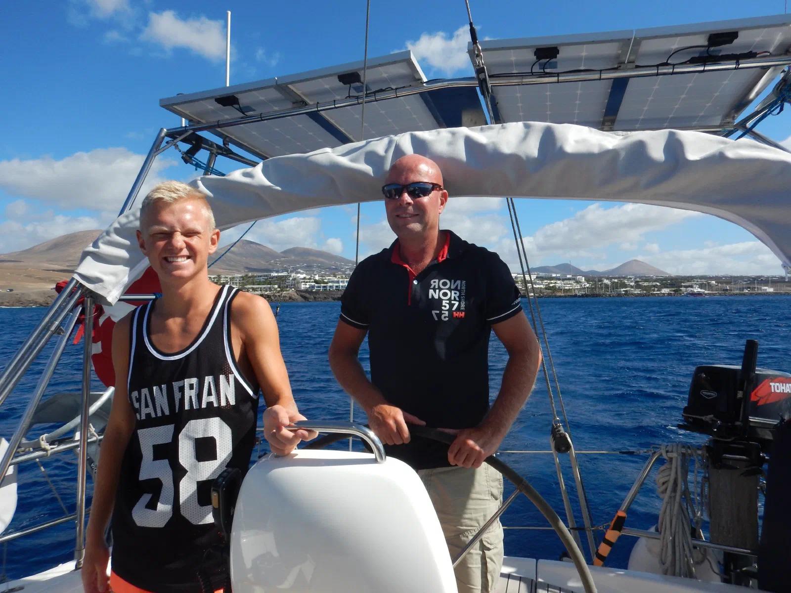 Far og søn med Puerto Calero i baggrunden