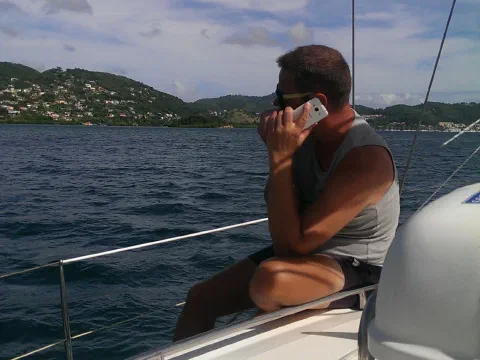 Alex har Sus i røret på vej ind til Le Marin