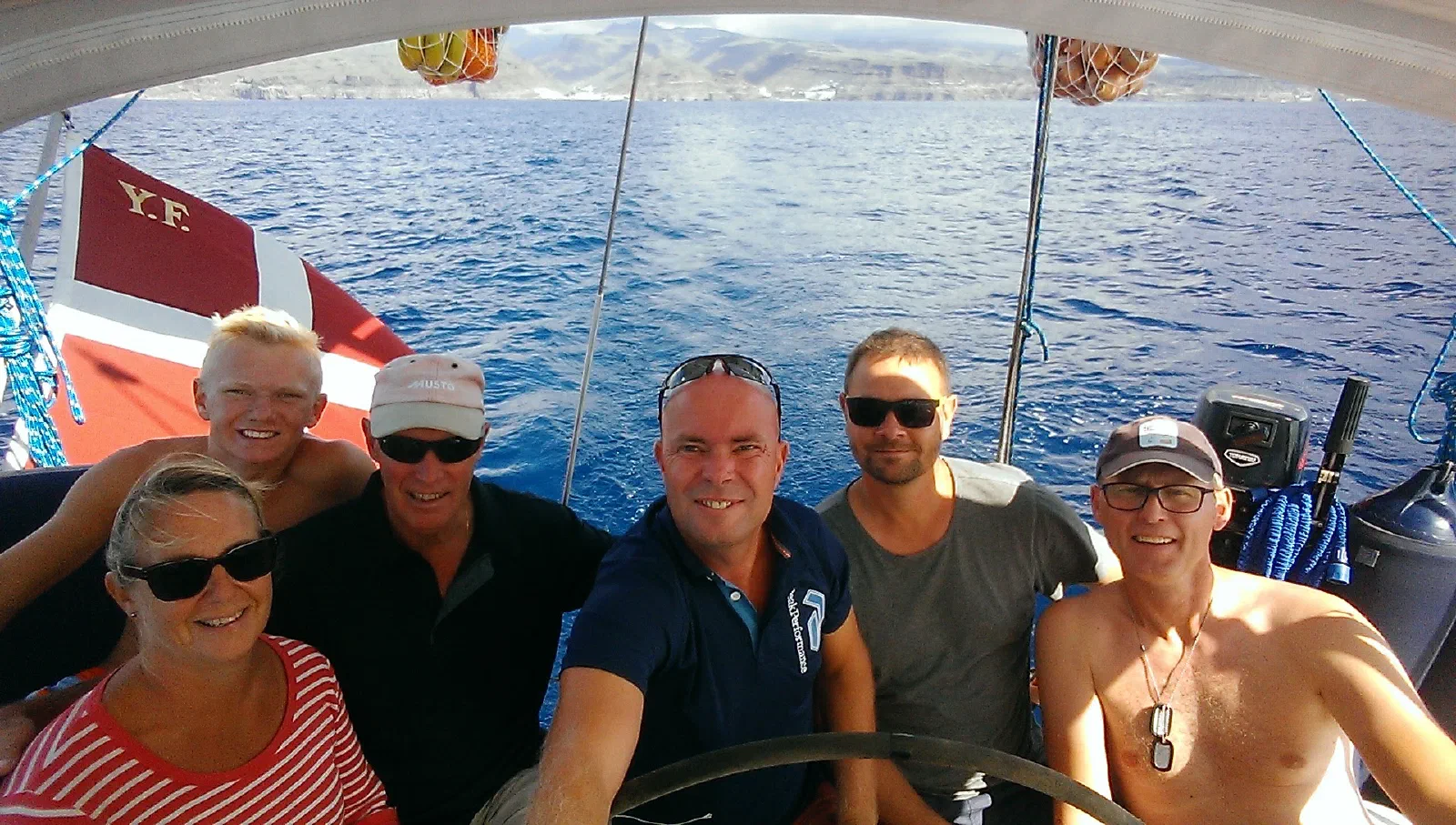 Her ses besætningen med Puerto Mogan i baggrunden.