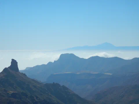 På den anden side af skyerne ses Teide på Tenerife